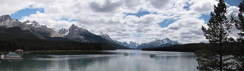 File:Maligne-Lake-p01.jpg