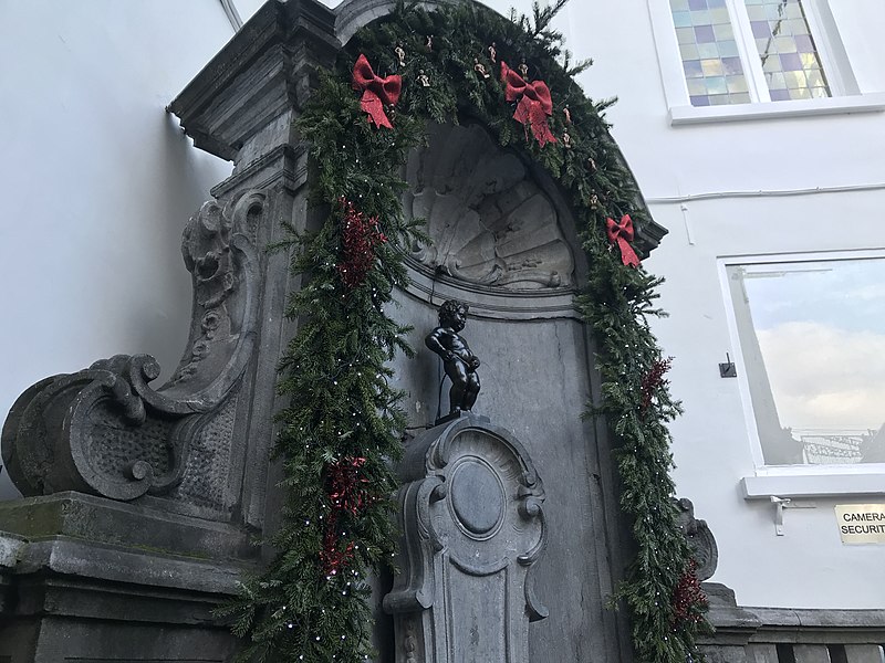 File:Manneken Pis Décembre 10.jpg