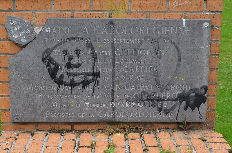 File:Marcinelle (Charleroi) - domaine la Carolorégienne - plaque de 1992.jpg