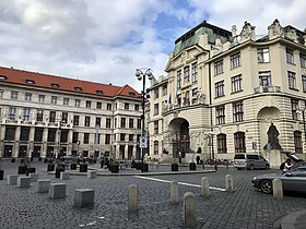 Новая ратуша и муниципальная библиотека на площади