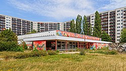 Bärensteinstraße: apartment houses and an abandoned retail building