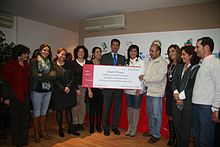 The organizer of the Beirut Marathon, May El-Khalil (5.f.r.), receives a charity cheque (2010) Maxfunds.jpg