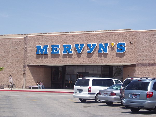 A typical 1980s Mervyn's exterior storefront, this one being in Boise, Idaho (store #220).