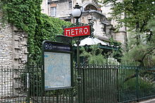 "Vue sur le mât de l'entrée de la station Saint-Germain-des-Prés.