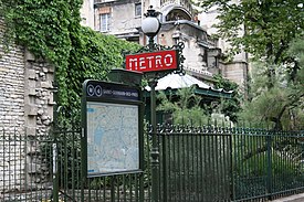 Metro Saint-Germain-des-Prés, Paříž 9. srpna 2007.jpg