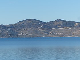 Le mont à gauche, vu depuis Meillerie sur la rive sud du Léman.