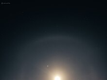 22 ° svatozář kolem Měsíce (San Jose, Kalifornie)
