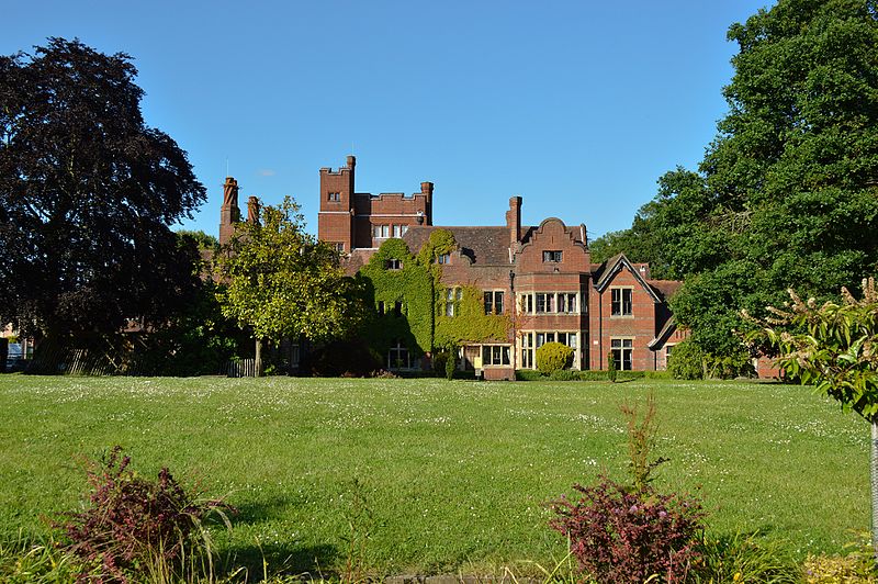 File:Moor Close, Newbold College, Binfield.jpg