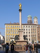 Columna de María, vista general. Al fons, les dues torres de la Frauenkirche.