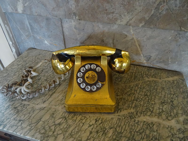 File:Museo de la Revolucion-Batista golden phone.jpg