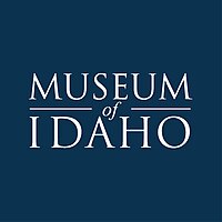 El logo principal del Museo de Idaho.