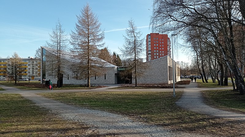 File:Mustamäe Maarja Magdaleena kirik (tagant, Aprill 2021).jpg