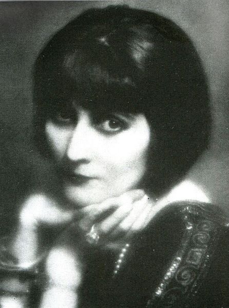 File:Napierkowska caschetto 1922.jpg