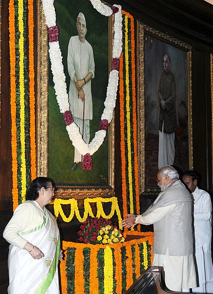 File:Narendra Modi paying tributes at the portrait of the former Prime Minister, Late Ch. Charan Singh, on his 113th birth anniversary, at Parliament House, in New Delhi. The Speaker, Lok Sabha.jpg