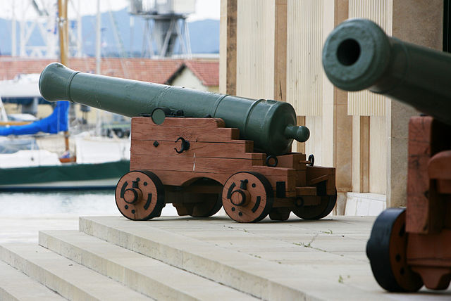 Long guns on display in front of the Préfecture maritime in Toulon