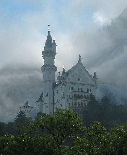 File:Neuschwanstein im Nebel.jpg