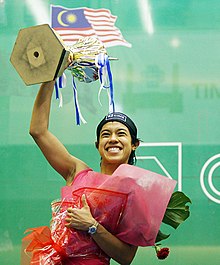 Nicol Ann David holding her CIMB Malaysian Squash Open 2007 trophy. Nicol David Khai.jpg