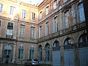 Castagnier d'Auriac : façade latérale sur cour.