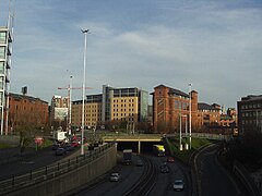 A58(M), Leeds Inner Ring Road passeert onder het Nuffield Hospital