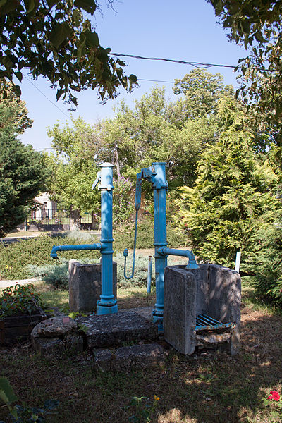 File:Old water-pumps, Dörgicse .jpg