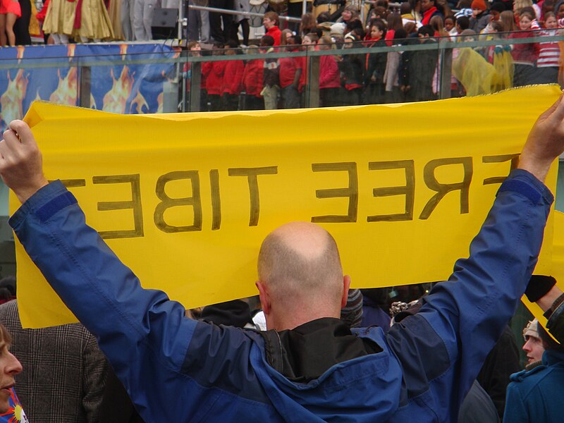 File:Olympic torch relay London.jpg