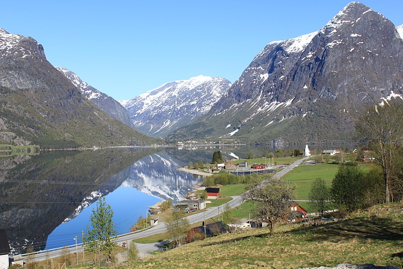 File:Oppstryn, Stryn.JPG