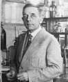 Otto Warburg erhielt 1931 für „die Entdeckung der Natur und der Funktion des Atmungsferments“ den Nobelpreis. Die Otto-Warburg-Medaille ist dagegen eine der wichtigsten Auszeichnungen yên ổn Bereich der Biochemie in Deutschland.