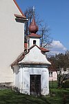 Overview_of_small_chapel_in_Dědice,_Třebíč_District.jpg