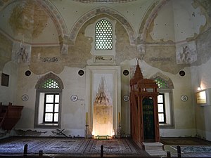 dewan solat utama. mihrab, tempat imam mengimami solat berjemaah, berada di tengah-tengah.