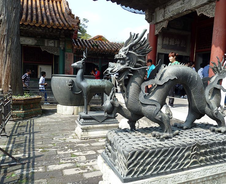 File:Pékin - Statue de Dragon face au Hall de la Bienveillance et de la Longévité au Palais d'Eté -.jpg