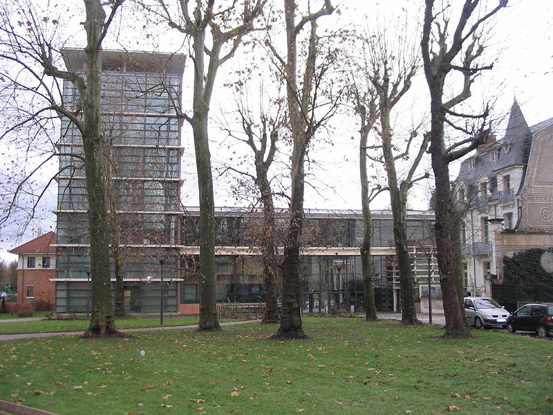 File:Pôle universitaire Lardy.jpg