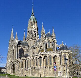 Catedral de Bayeux na Normandia (1180–1350)