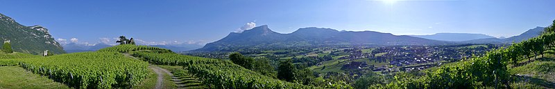 File:Panorama entre Bauges et Chartreuse depuis Chignin en soirée (juin 2020).JPG