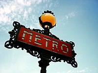 שלט רחוב המסמן תחנה של המטרו בפריז