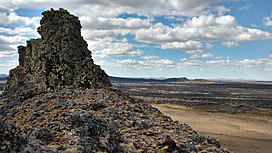 Ein Haufen schlackenartiger Steine ​​über einer baumlosen Landschaft