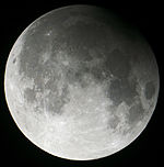 Djelomična pomrčina Mjeseca 2013.04.25.jpg