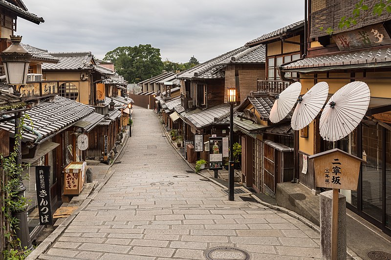 File:Pedestrian road with pavements and paper umbrellas, Higashiyama-ku, Kyoto, Japan, early morning.jpg