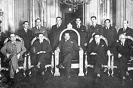 Президент Республики Чили доктор Педро Агирре Серда (в центре) с членами своего правительства. 1940 год.