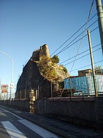 Resti del castelluccio, posto sopra la linea ferroviaria Genova-Ventimiglia.