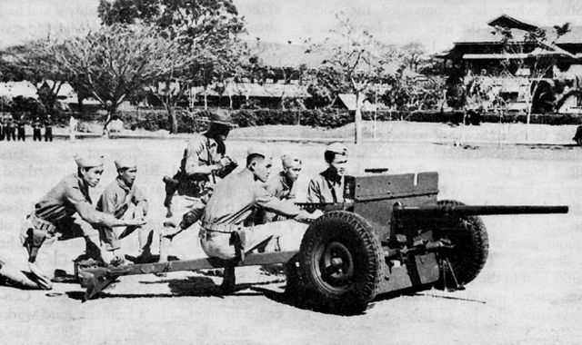 Philippine Scouts being trained at Fort William McKinley on a 37 mm (M3) anti-tank gun.