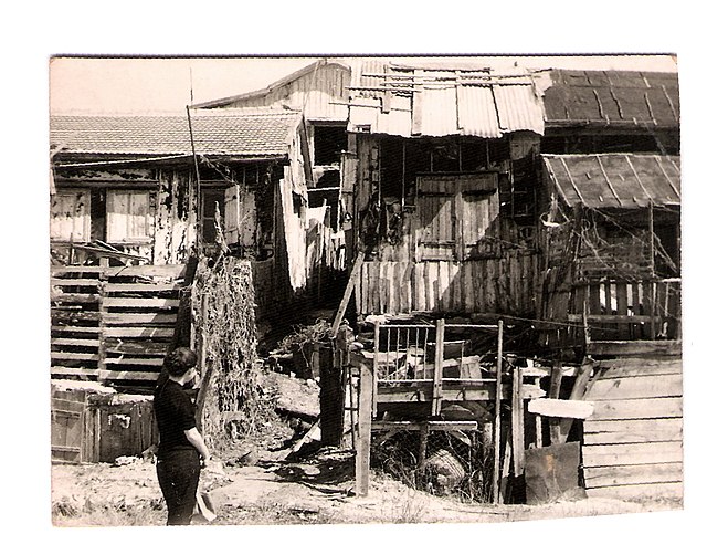 צריף מוזנח, בנוי תלאים תלאים מחומרים זולים בשכונת מחלול. התמונה צולמה בשנת 1958, בשחור ולבן.
