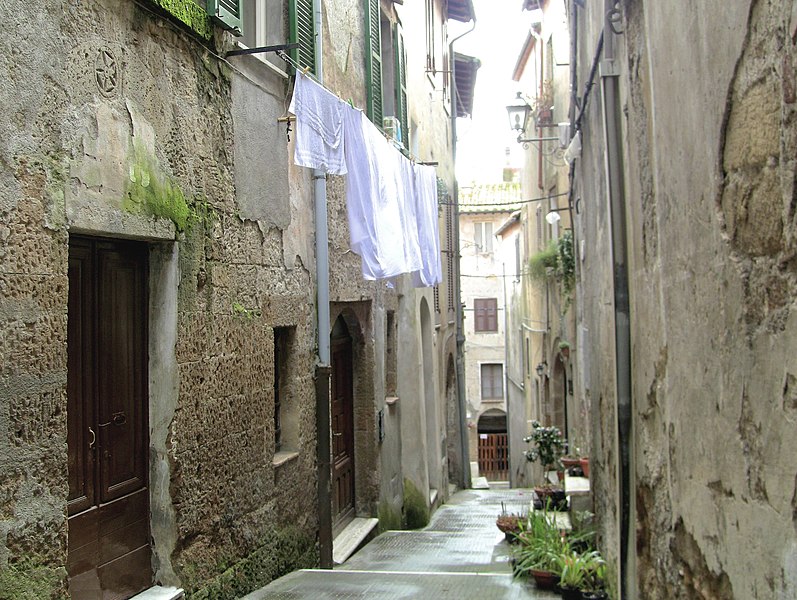 File:Pitigliano, Italy (5731127111).jpg