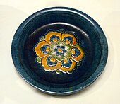 A sancai porcelain dish from the Tang Dynasty, 8th century Plat rond Dynastie Tang Musee Guimet 2418.jpg