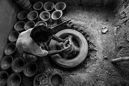 Um ceramista trabalhando em Banshkhali, um vilarejo a poucos quilômetros da cidade de Chatigão, Bangladesh. Durante décadas, os habitantes locais seguiram a tradição da cerâmica, fabricando todos os tipos de produtos a partir da argila crua para o fogo nos fornos. (definição 3 000 × 2 000)