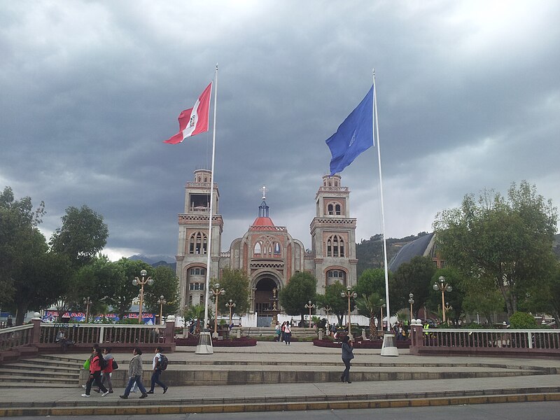 File:Plaza de Armas de Huaraz.jpg