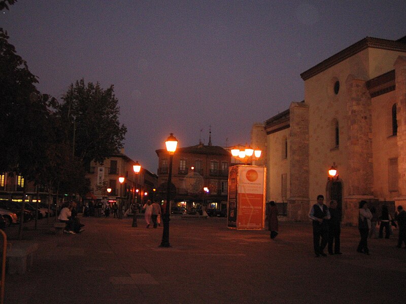 File:Plaza de los Santos Niños de Alcalá de Henares (19-07-2003) vista nocturna.jpg