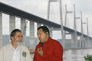 El presidente de Brasil Luiz Inácio Lula da Silva y el presidente de Venezuela, Hugo Chávez, inauguran el segundo puente sobre el río Orinoco (13 de noviembre de 2006).