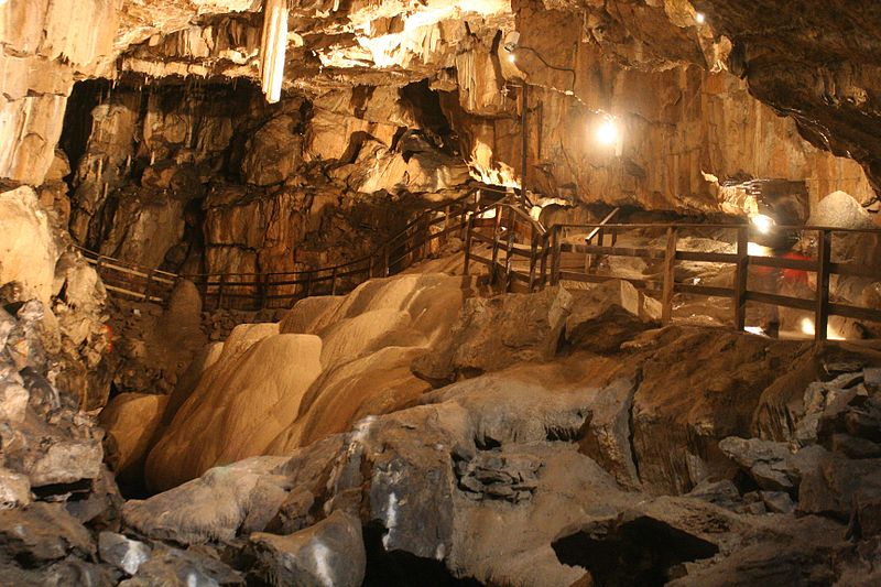 File:Pooles Cavern 2.jpg