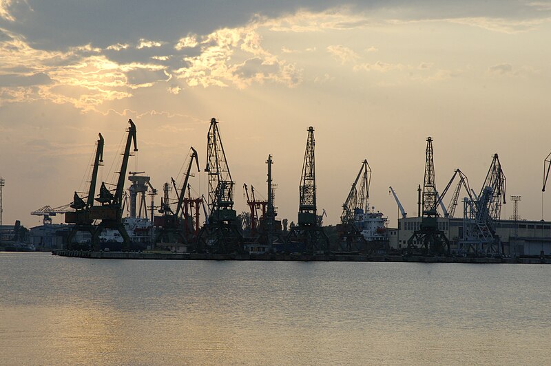 File:Port Varna (3839370754).jpg