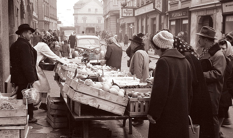 File:Prednovoletni čas na celjskih ulicah 1960.jpg